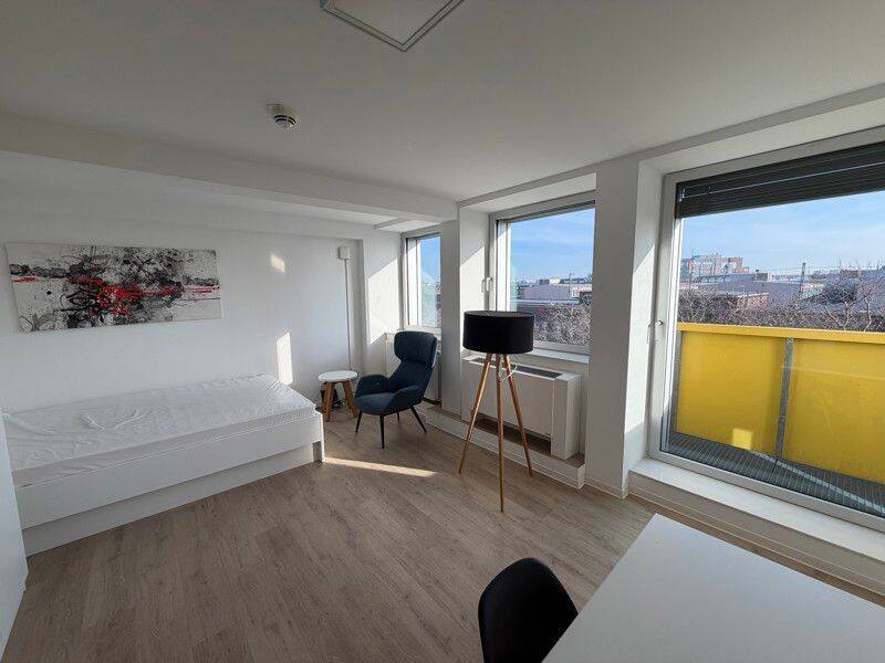 Lichtdurchflutetes Wohnrefugium mit Balkon und stilvoller Ausstattung – “Voll Möbliert”, 40210 Düsseldorf (Friedrichstadt Stadtmitte)