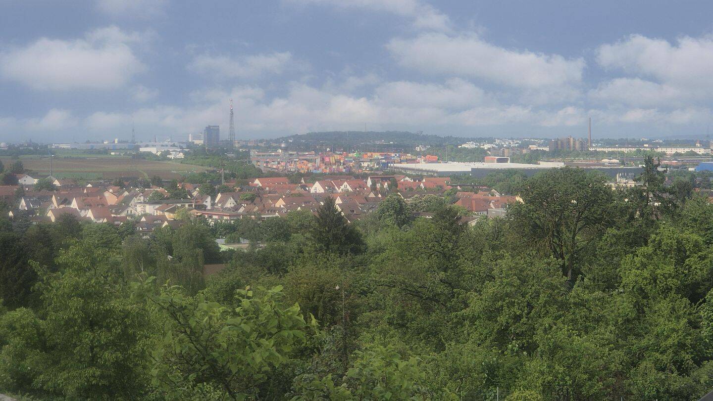 DG-Wohnung (frei) – großzügig geschnitten – sonnig – 2 Aussichtsbalkone – ruhige Lage – gute Anbindung, 70439 Stuttgart (Neuwirtshaus Stammheim Zuffenhausen)