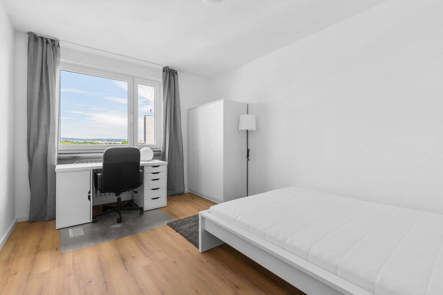 1074 Voll möbliertes WG-Zimmer mit Balkon & EBK in FFM-Heddernheim / Nahe Riedberg, 60439 Frankfurt am Main (Heddernheim Kalbach Niederursel Praunheim)