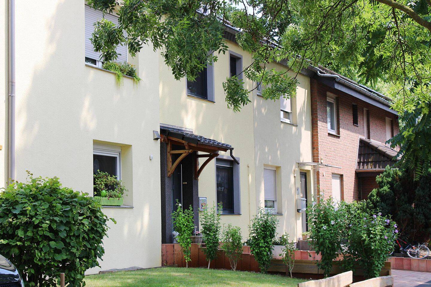 Reihenhaus mit ca. 71,43 m² modernisierter gepflegter Wohnfläche auf 254 m² wunderschön angelegtem Gartengrundstück, 47169 Duisburg (Aldenrade Fahrn Marxloh Röttgersbach Wehofen)