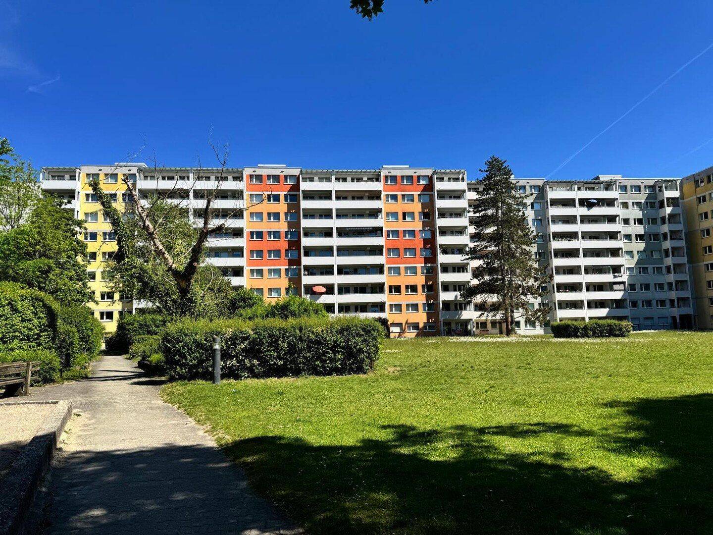 Kernsanierte 3 Zimmer EG Wohnung mit Terrasse in München Perlach, 81735 München (Berg am Laim Ramersdorf-Perlach Trudering-Riem)