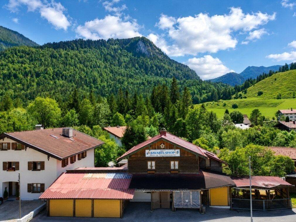 Ein Haus für Anpacker: Wohn- und Geschäftshaus mit Bergblick und umfassendem Renovierungsbedarf, 83458 Schneizlreuth