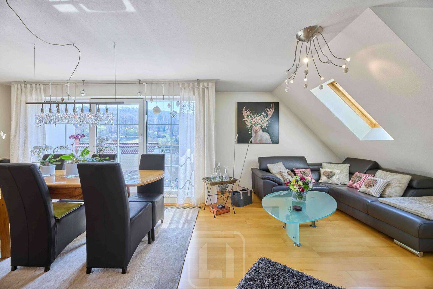 Lichtdurchflutete Maisonette-Wohnung | Tolles Raumangebot | Dachterrasse & Loggia | TG-Stellplatz, 70329 Stuttgart (Hedelfingen Obertürkheim Rohracker Uhlbach)