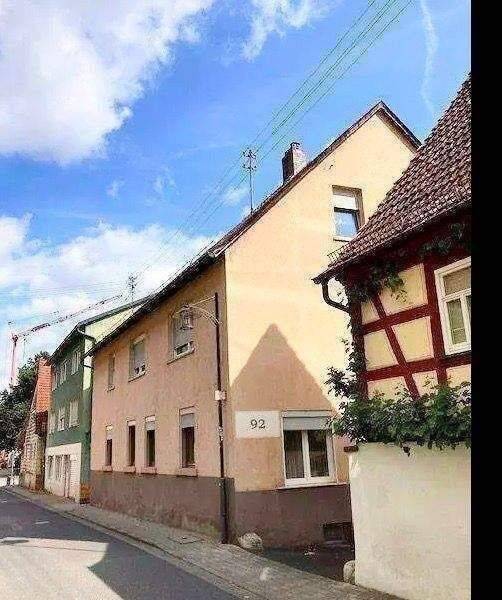 Ein Zuhause mit viel Platz u Möglichkeiten – Haus in Zell, 97299 Zell a. Main