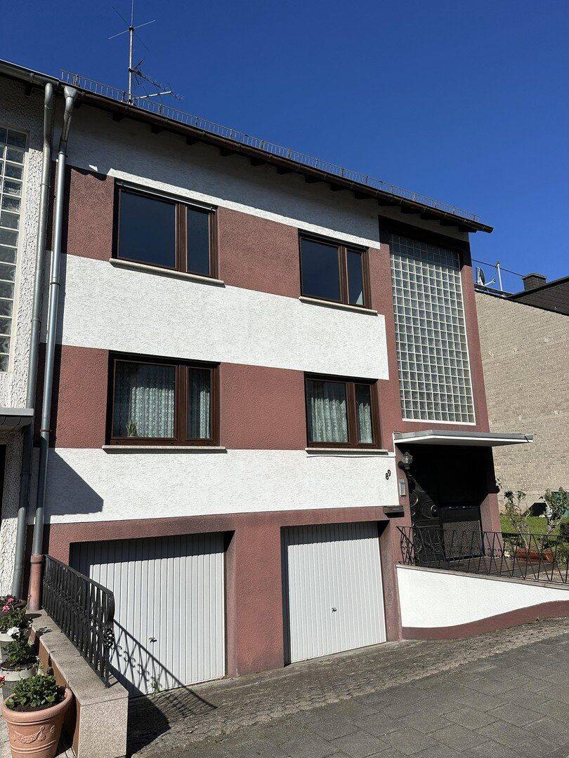 Mehrfamilienhaus mit 3 Wohneinheiten, Balkone, Garagen und Garten, provisionsfrei, voll unterkellert, 56170 Bendorf