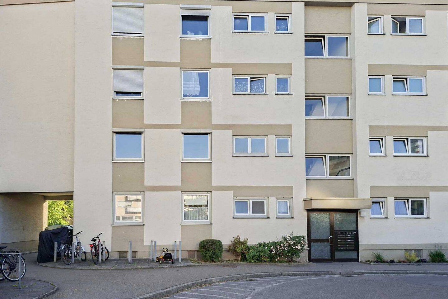 Lage Lage! 4-Zimmer-Wohnung mit Balkon, TG-Stellplatz und großem Keller – Bezugsfrei nach Absprache, 86167 Augsburg (Lechhausen)
