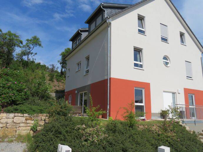 Moderne 3,5 Zimmer Maisonette am Südhang, Terrasse, Garten, Garage, Stellplatz in Jena-Ilmnitz (nahe Uniklinik), 7751 Jena