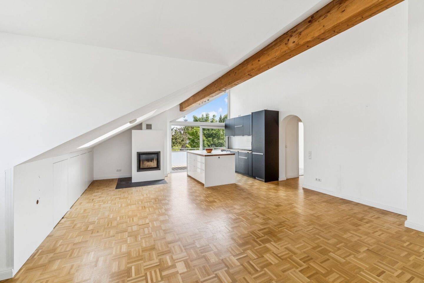 Lichtdurchflutete 2,5 Zimmer Dachgeschosswohnung, 81825 München (Berg am Laim Trudering-Riem)