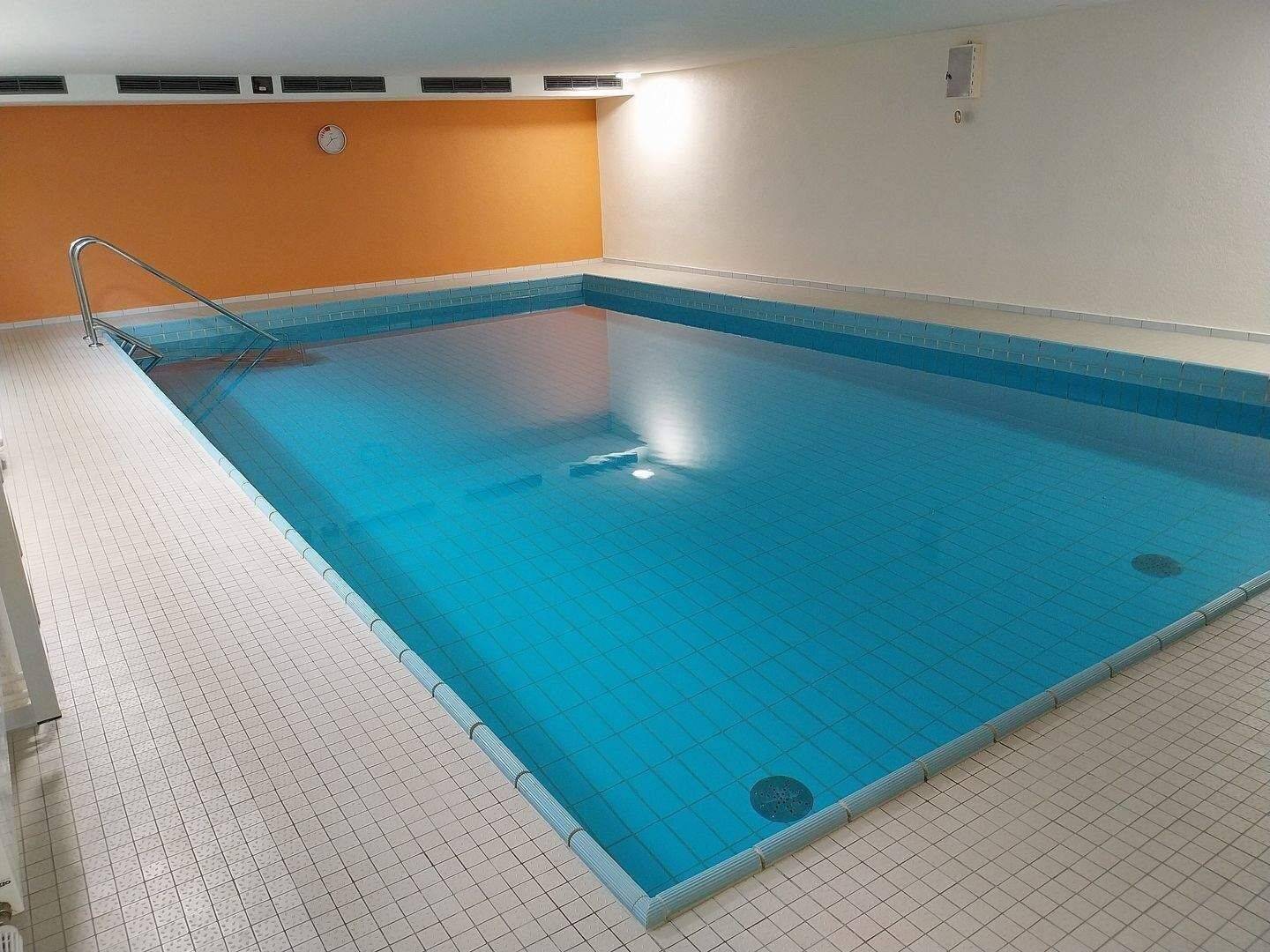 Teilmöblierte 2 Zimmer Wohnung mit Loggia, EBK und Schlafzimmer – Schwimmbad + Sauna gefällig?, 90471 Nürnberg (Dutzendteich Langwasser Neuselsbrunn Stadion Zollhaus)