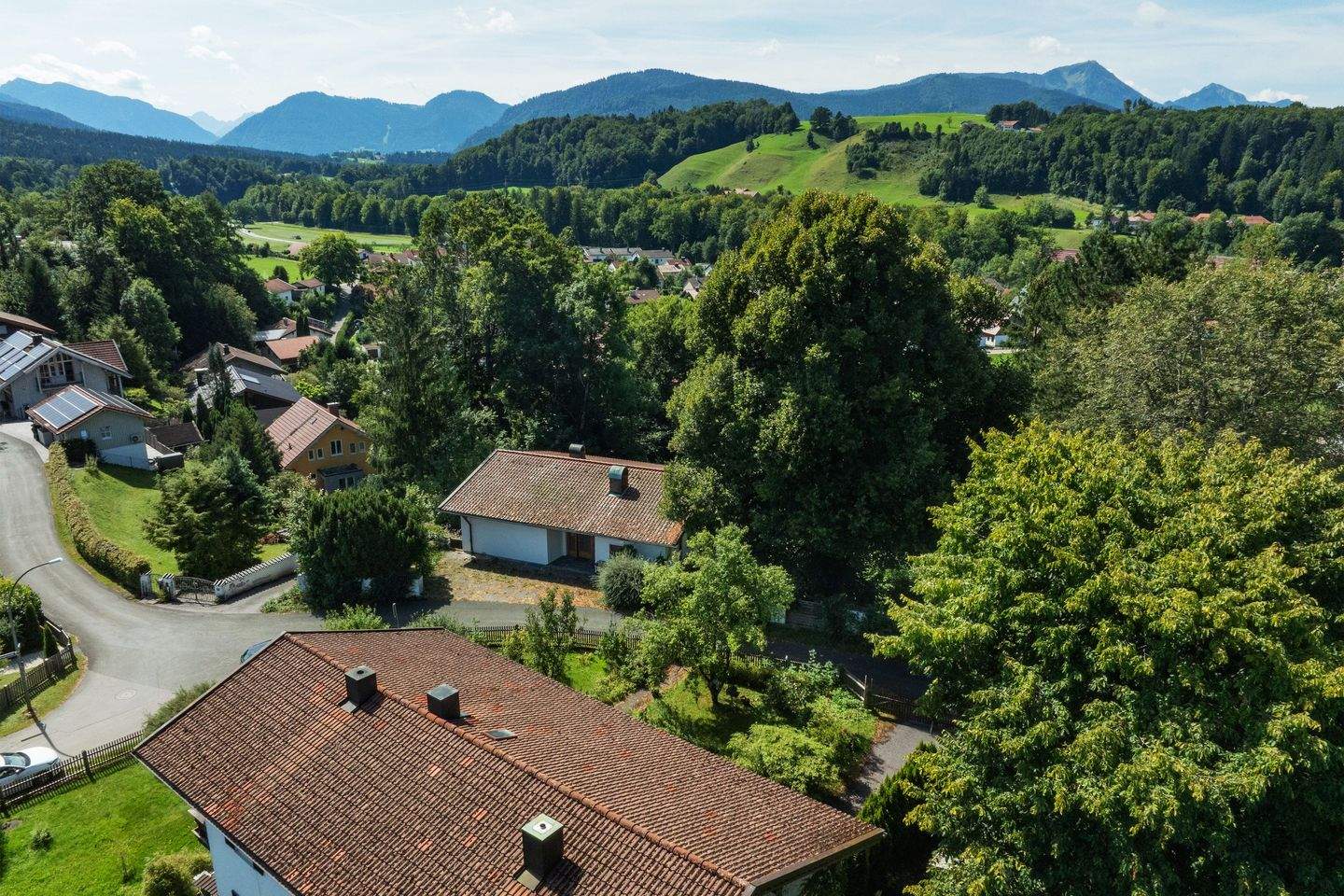 Architektenhaus mit 2 Wohneinheiten und Traumgrundstück mit Bergblick, 83313 Siegsdorf
