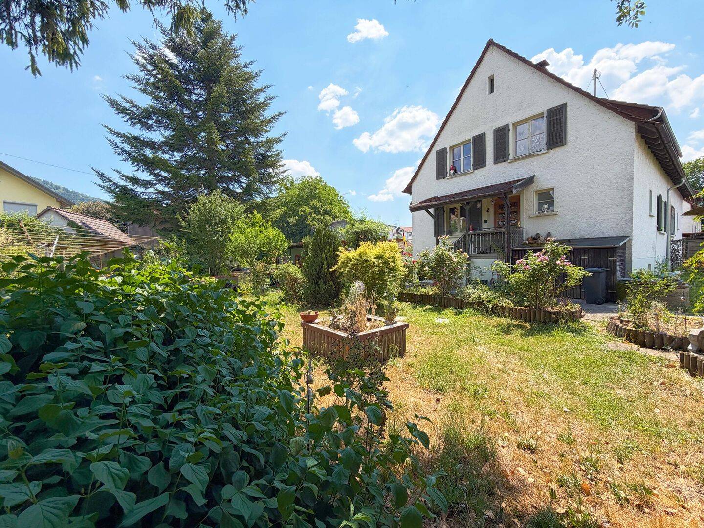 Diese Wohnidylle wird Ihr neues Zuhause. 3 Zimmer auf 97 m². Herrlicher Garten, Garage plus Carport., 78176 Blumberg
