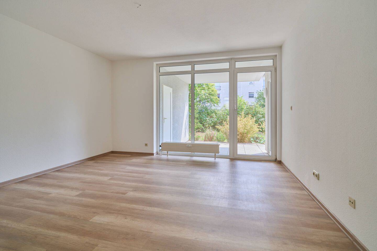Provisionsfreie 3-Raumwohnung im Erdgeschoss mit Balkon zu vermieten!, 4758 Oschatz