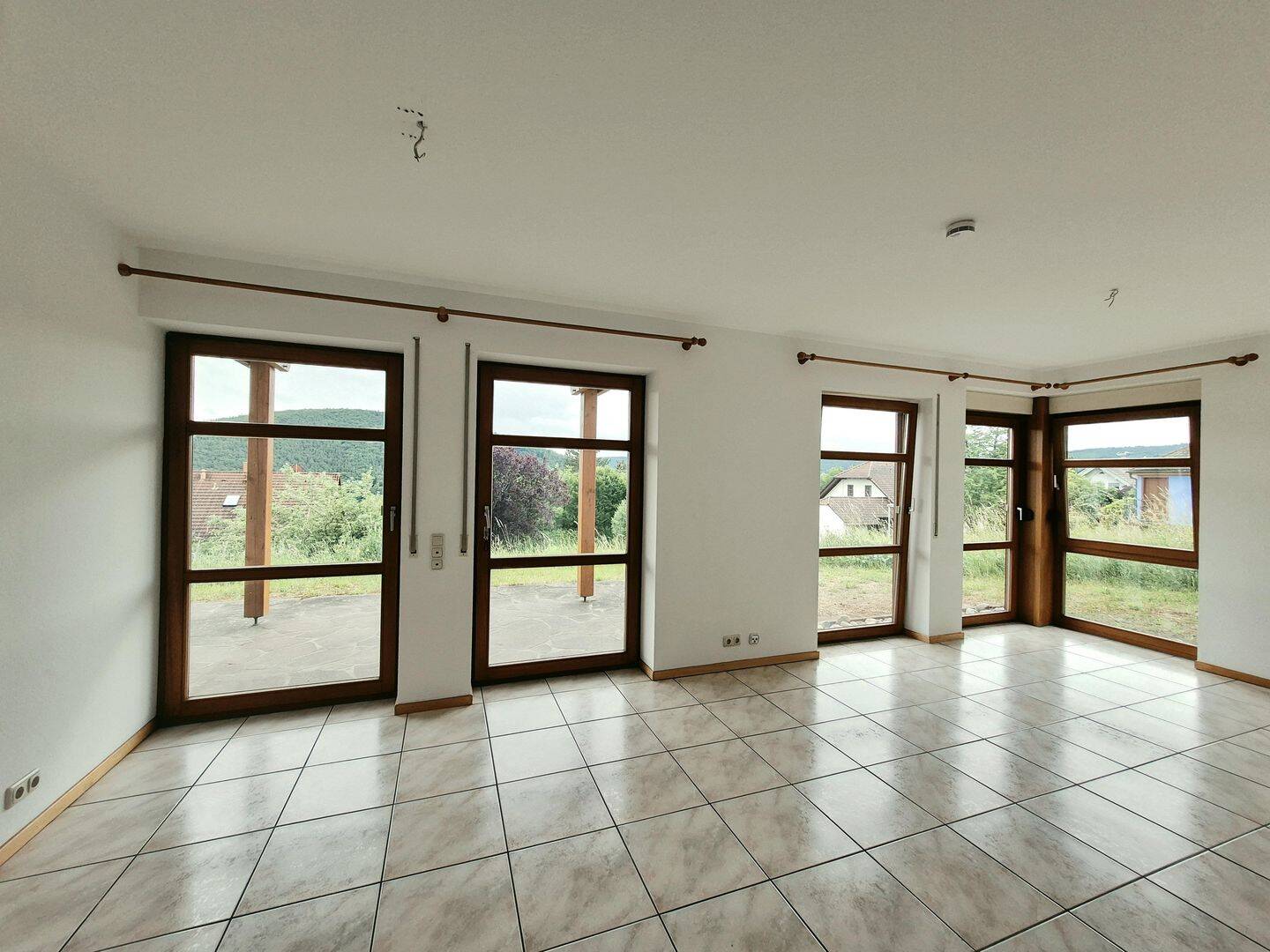 Helle Souterrainwohnung mit Terrasse und Stellplatz – sofort bezugsfrei, 97816 Lohr a. Main (Lohr)