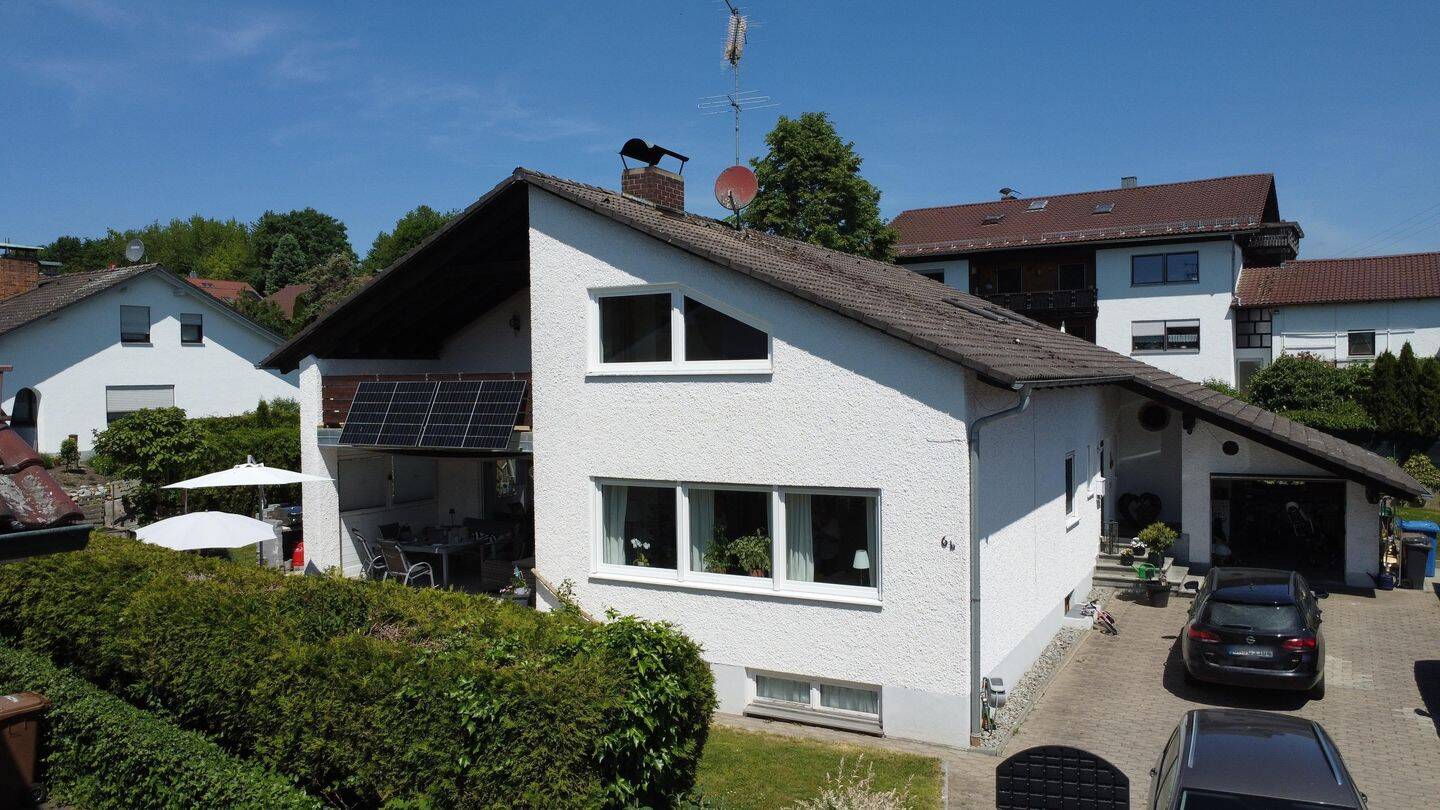 Viel Platz für die ganze Familie – gepflegtes Einfamilienhaus mit Einliegerwohnung und Wohlfühlgarten, 94377 Steinach
