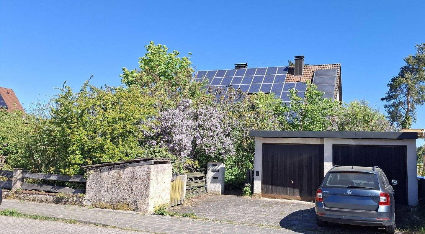 Freistehendes 1-2 Familienhaus mit Solar- und Photovoltaikanlage und Doppelgarage, 90427 Nürnberg