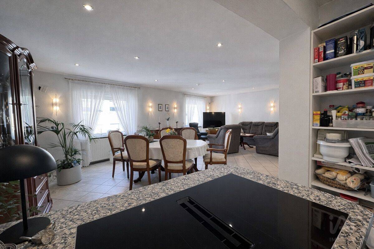 Eigentumswohnung im Zweifamilienhaus mit Garten, Pool und Garage in Saarbrücken-Scheidt, 66133 Saarbrücken