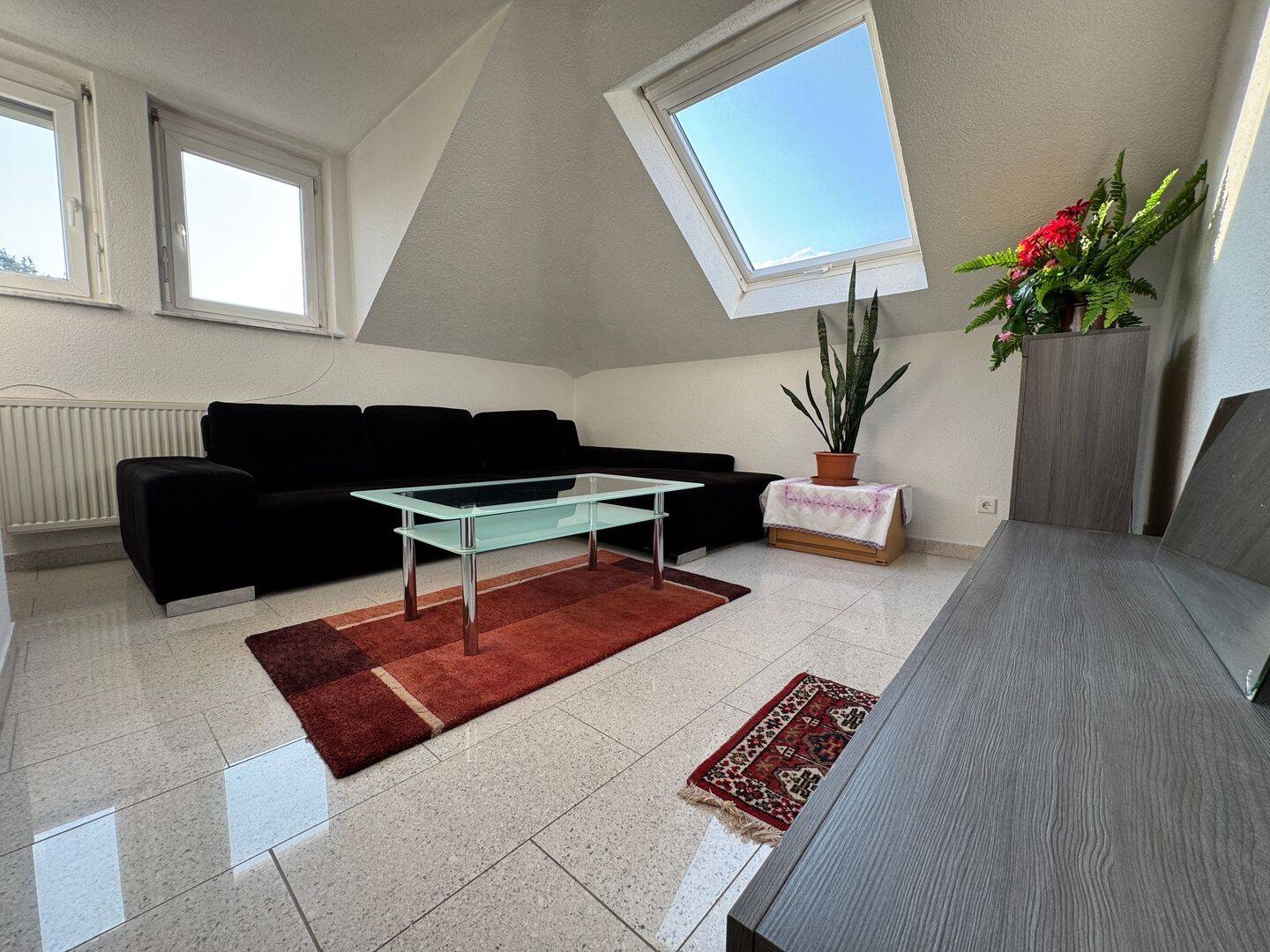 Lichtdurchflutete, möblierte 3-Zimmer-Dachgeschosswohnung (72 m2), 70372 Stuttgart (Bad Cannstatt)
