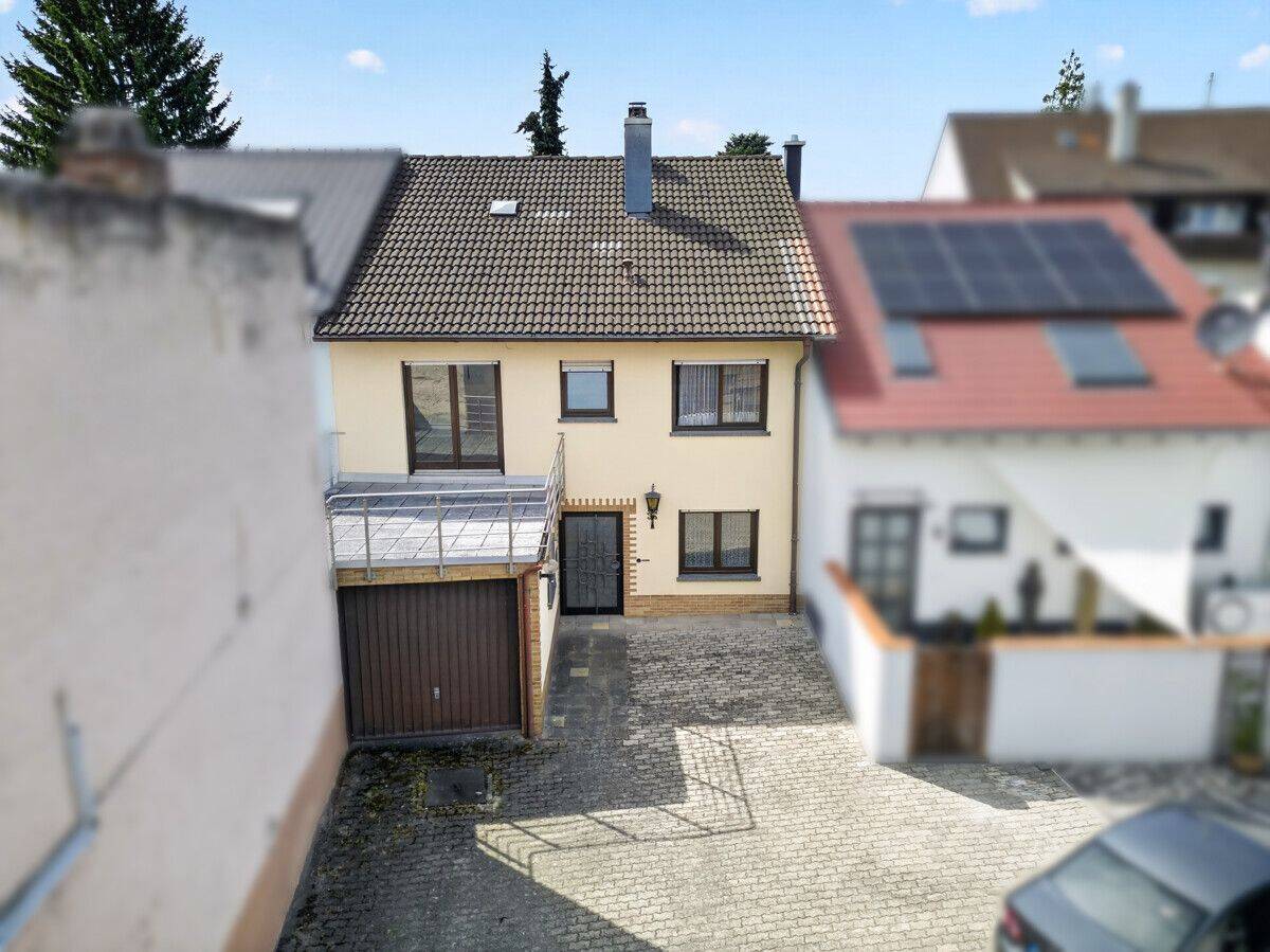 Familienglück mit Garten, Garage und zusätzlichem Entwicklungspotenzial in Durlach-Aue, 76227 Karlsruhe (Durlach Hohenwettersbach Stupferich)