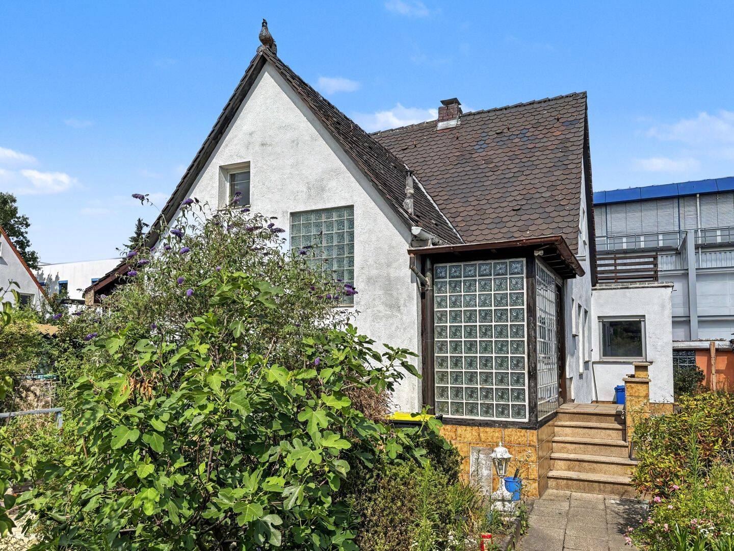 Renovierungsbedürftiges Einfamilienhaus mit 2 Garagen – ideal für Familien – in Nürnberg-Gebersdorf, 90449 Nürnberg (Gebersdorf Neuröthenbach Röthenbach bei Schweinau)