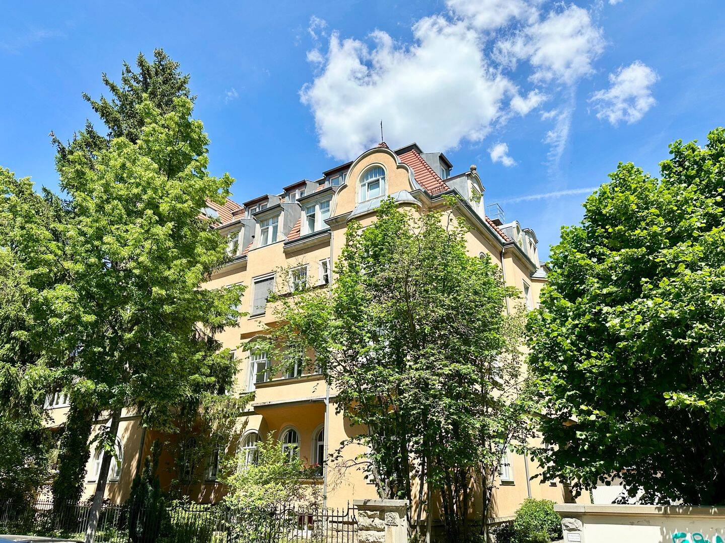 * helle und sehr großzügige 3-Zimmer-Wohnung in denkmalgeschützter sanierter Altbauvilla *, 1309 Dresden