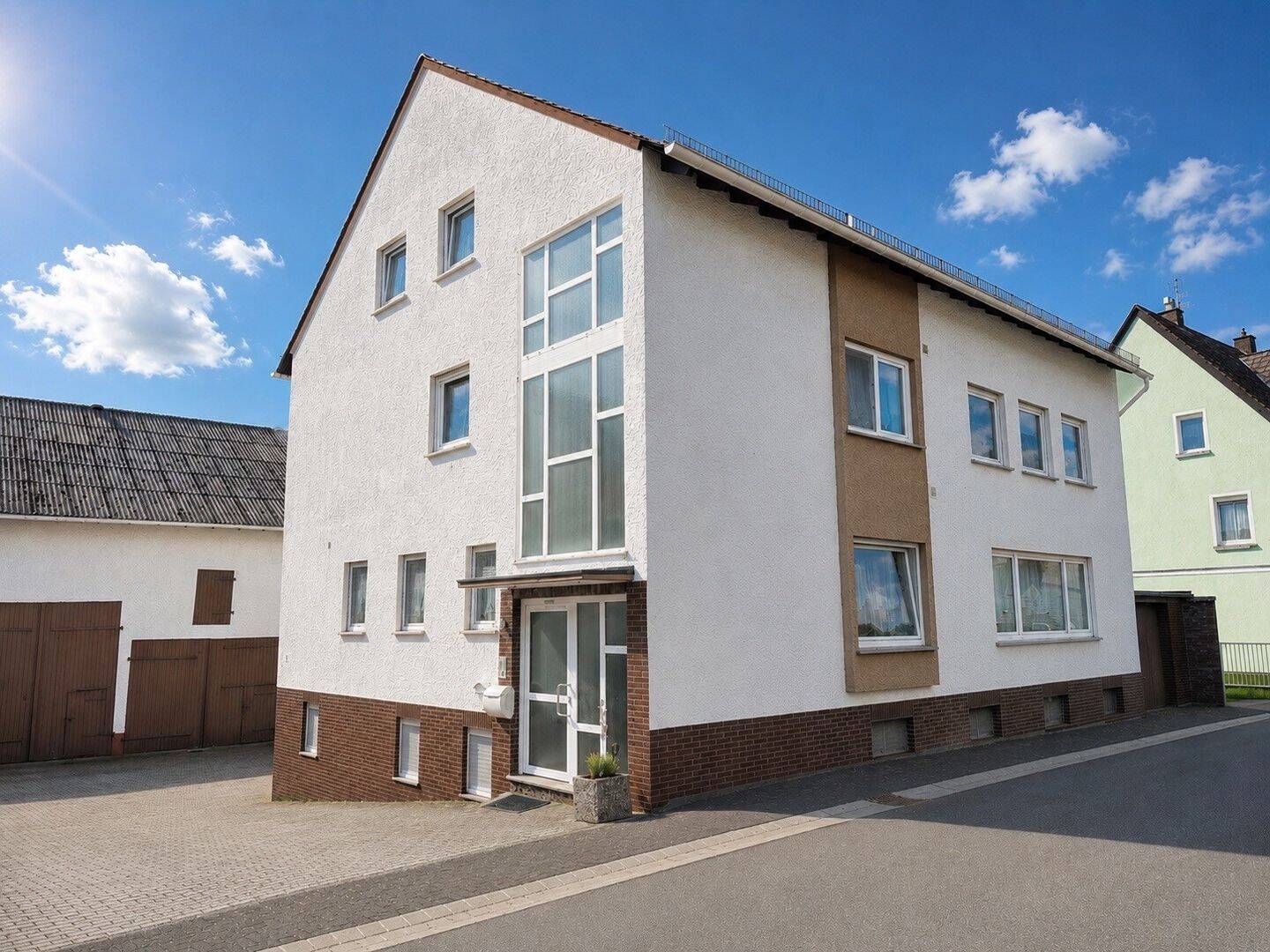 Solides Mehrparteienhaus mit 3 Wohneinheiten und Wirtschaftsgebäuden, 56357 Berg