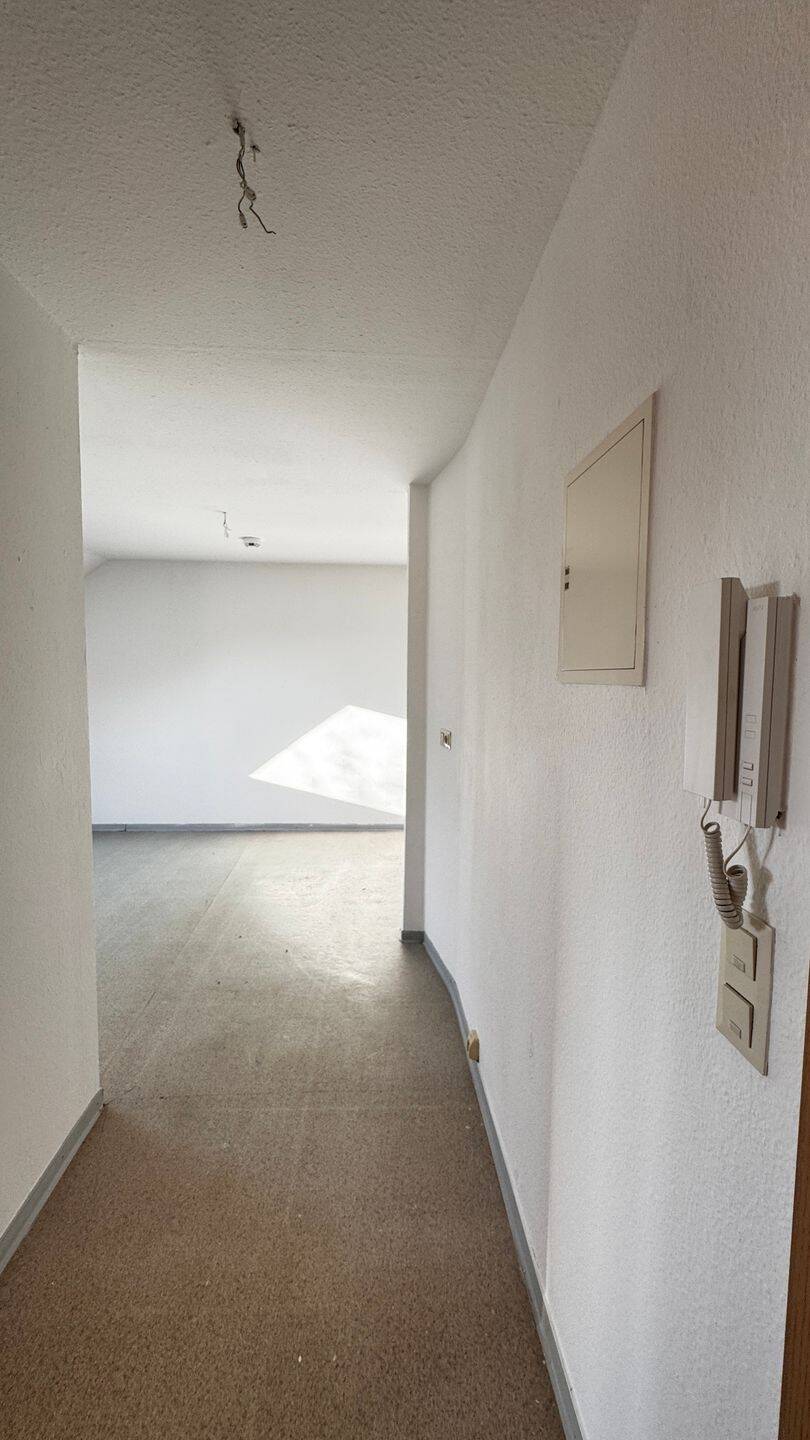 Provisionsfreie 47,27 qm helle 2-Raum-DG Mietwohnung – Fussboden ganz neu – ruhige Wohnlage, 39418 Staßfurt