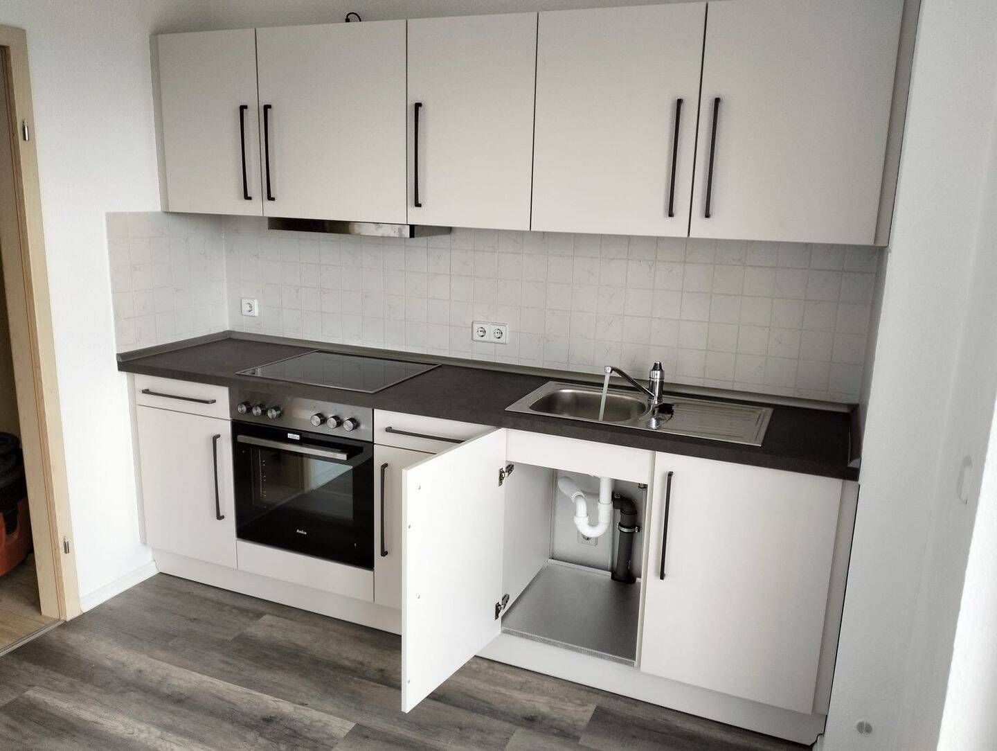 Mieter ab 1.10. gesucht / Zzgl. EBK *** – 1. OG – Balkon – Bad mit Dusche, 9127 Chemnitz