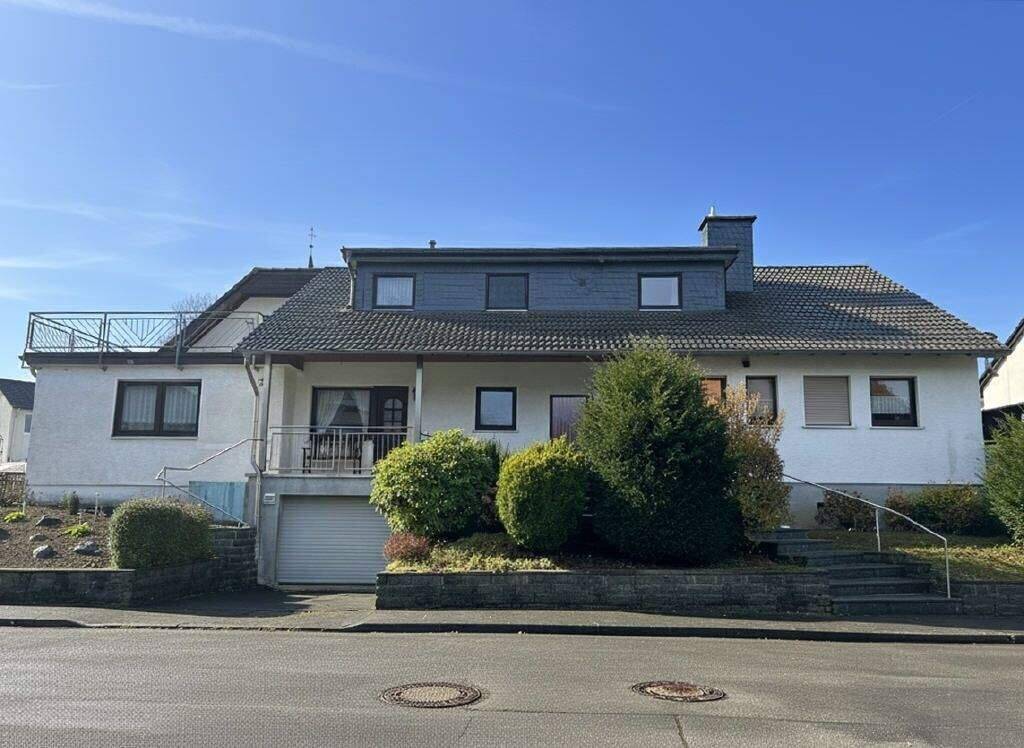 Großzügiges Wohnen mit Potenzial: Gepflegtes Zweifamilienhaus in ruhiger Wohnlage von Allagen!, 59581 Warstein