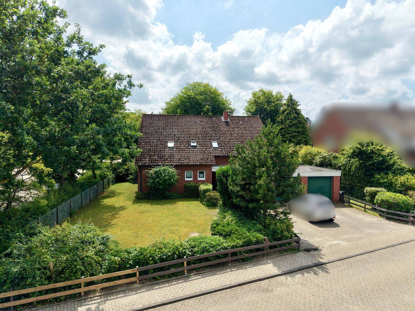 Zweifamilienhaus mit vermieteten Wohneinheiten auf großzügigem Grundstück, 26316 Varel