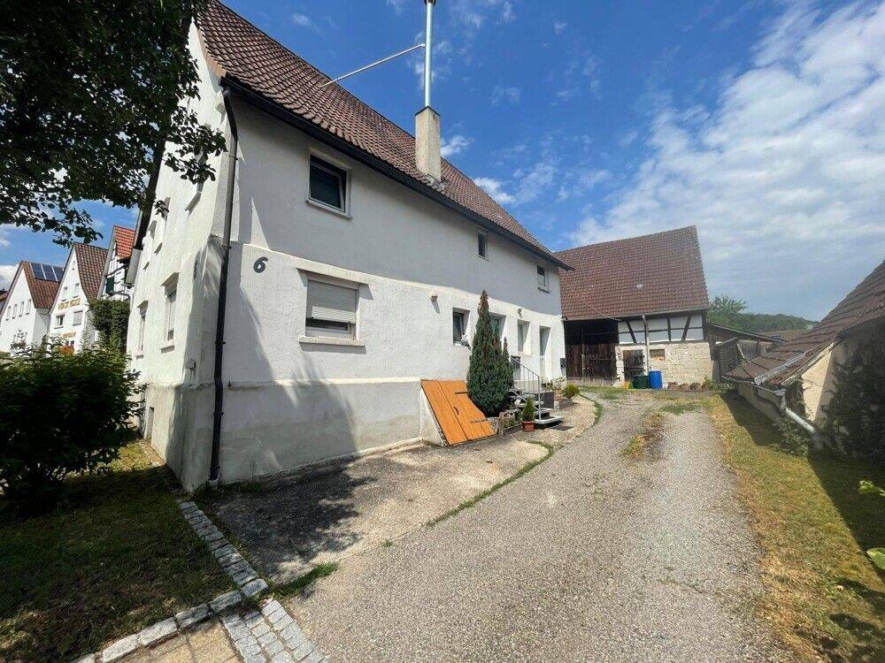 Fachwerkcharme trifft Potenzial – Zweifamilienhaus mit großer Scheune in Sachsenheim-Ochsenbach, 74343 Sachsenheim