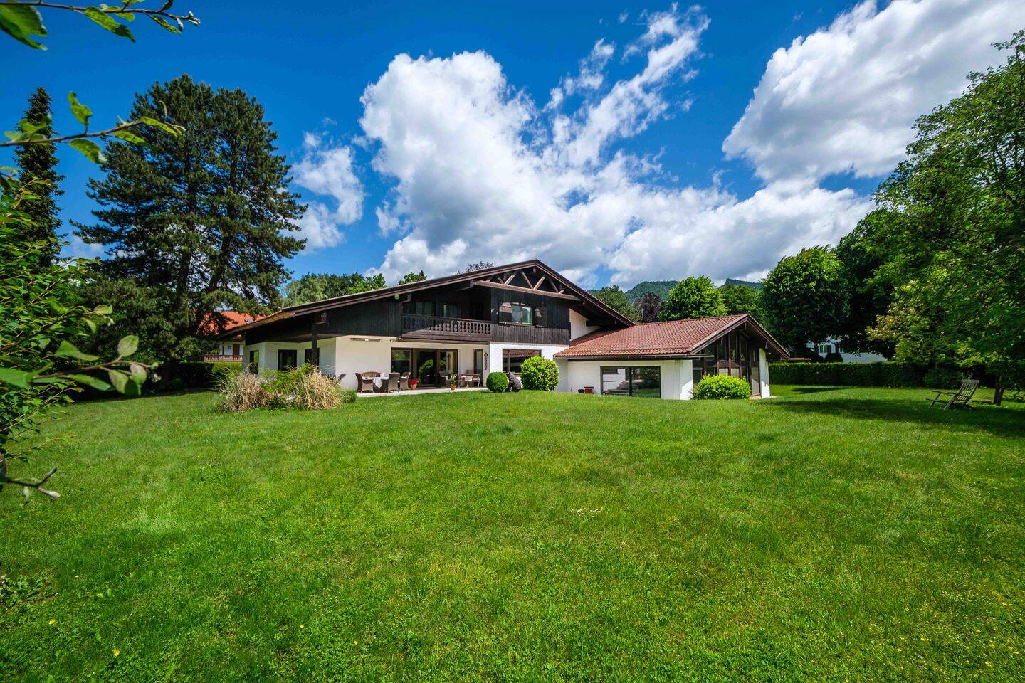 REPRÄSENTATIVE LANDHAUSVILLA MIT POOLHAUS IN BEGEHRTER WOHNLAGE, ROTTACH-EGERN, 83700 Kreuth
