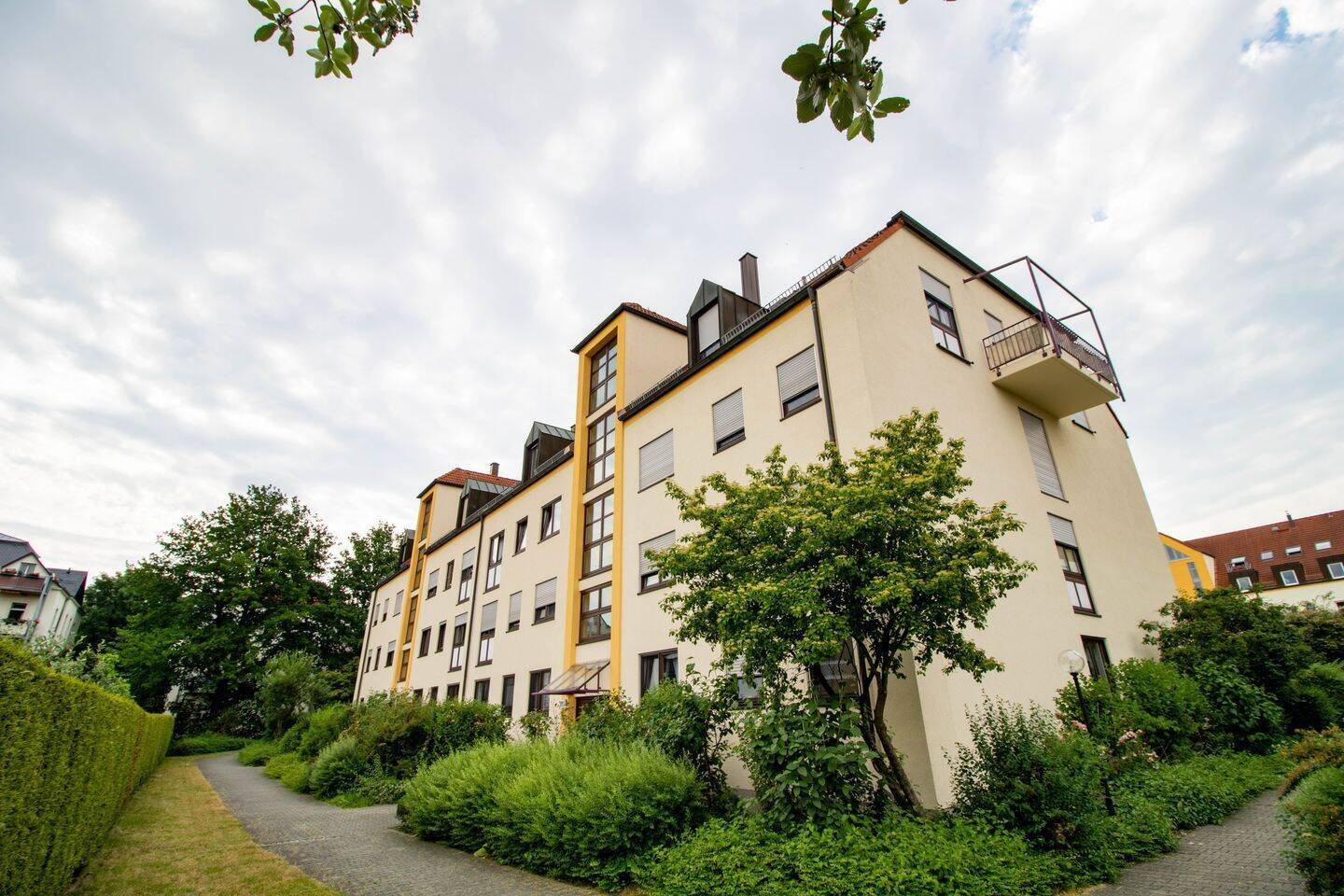 Ruhige und gepflegte 2-Raum-Dachgeschosswohnung mit Tiefgaragenstellplatz in Dresden-Cotta, 1157 Dresden
