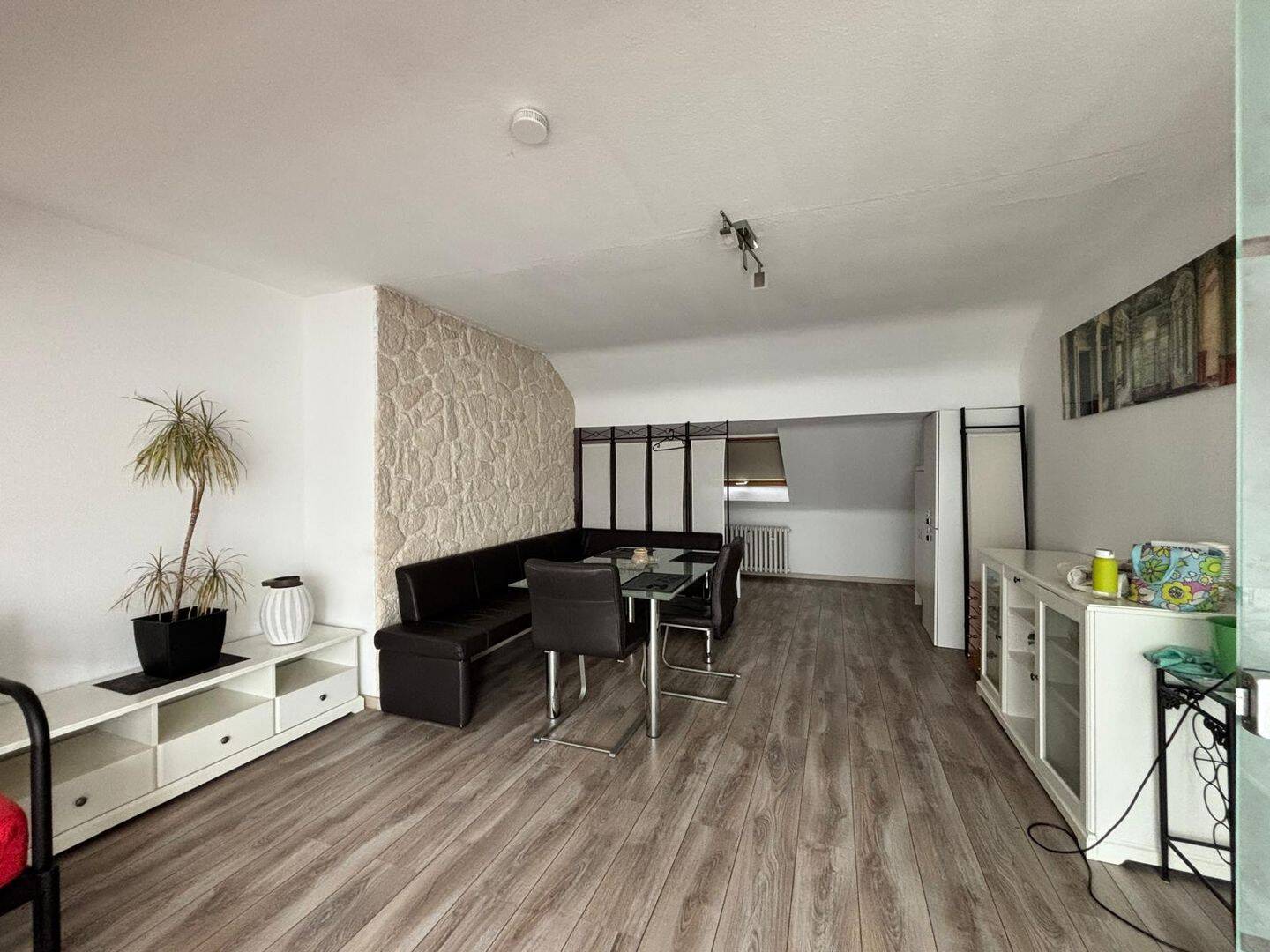 Voll möblierte 2-Zimmer-Dachgeschosswohnung mit Dachterrasse und PKW-Stellplatz in Köln-Pesch – optional mit Büro-/Hobbyfläche und Garten, 50767 Köln (Chorweiler)