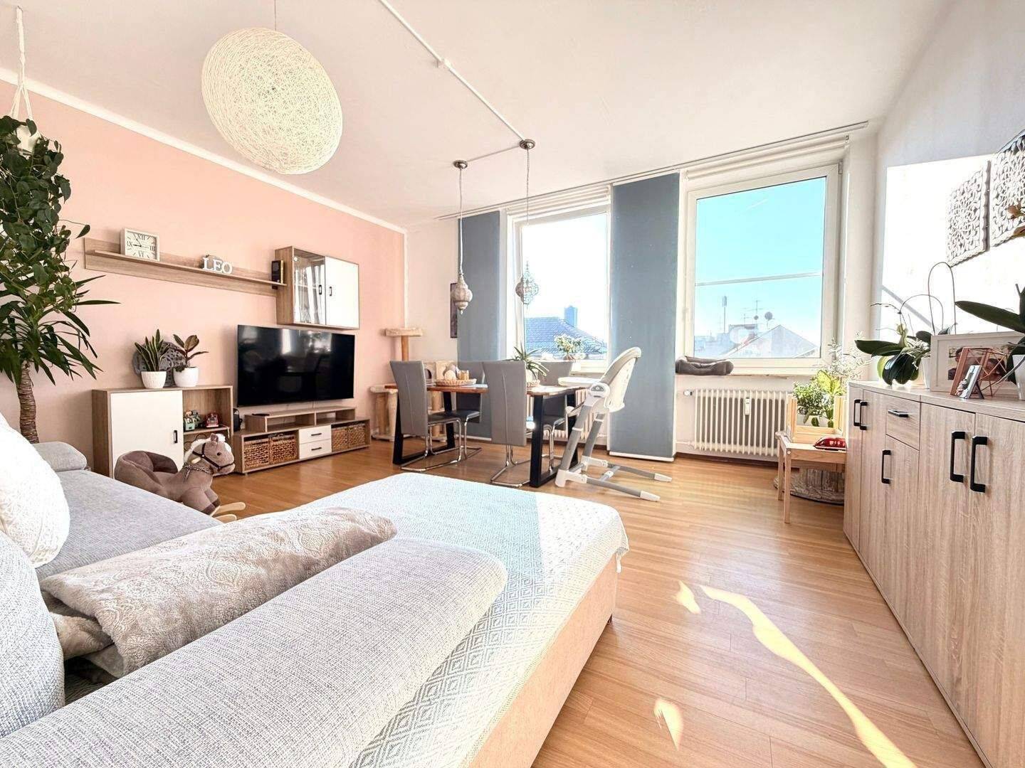 lichtdurchflutete 2 Zimmer Wohnung +++ mit Badewanne & Aufzug +++, 90461 Nürnberg