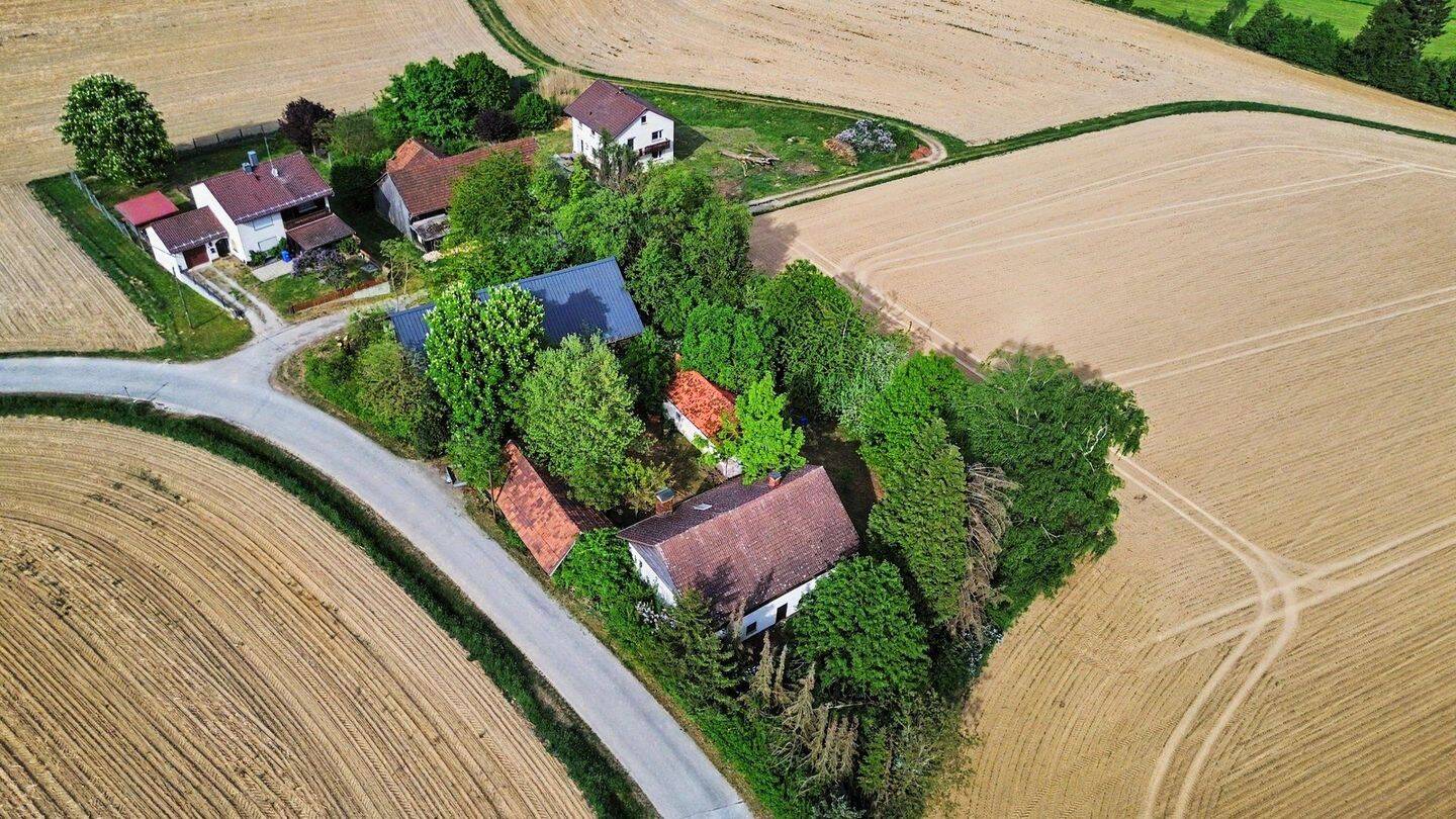 Idyllisches Bauernanwesen zum Gestalten – Eingewachsenes Refugium mit top Aussicht in Niederbayern, 94428 Eichendorf