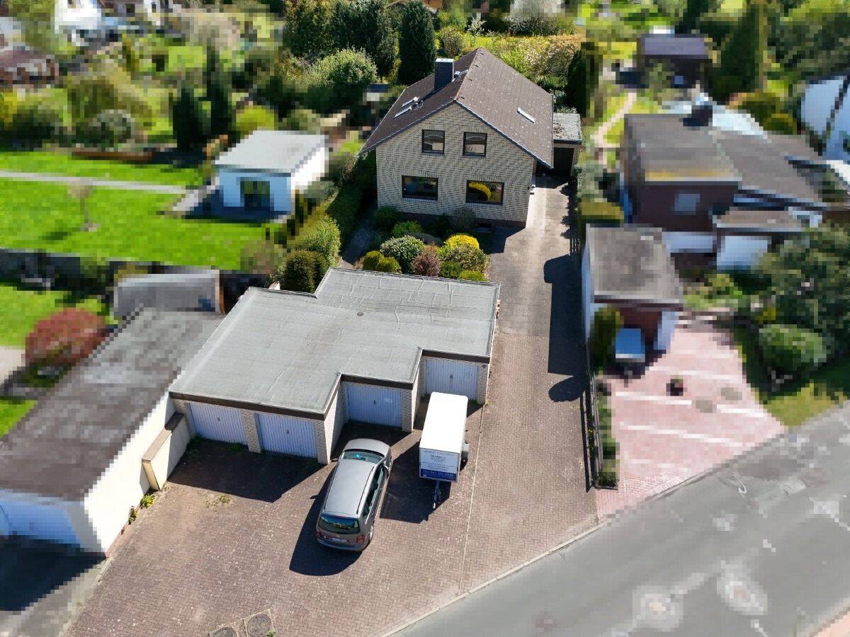 Großes Einfamilienhaus mit 5 Garagen und idyllischem Garten auf 1945 m² Grundstück im schönen Langen, 27607 Geestland