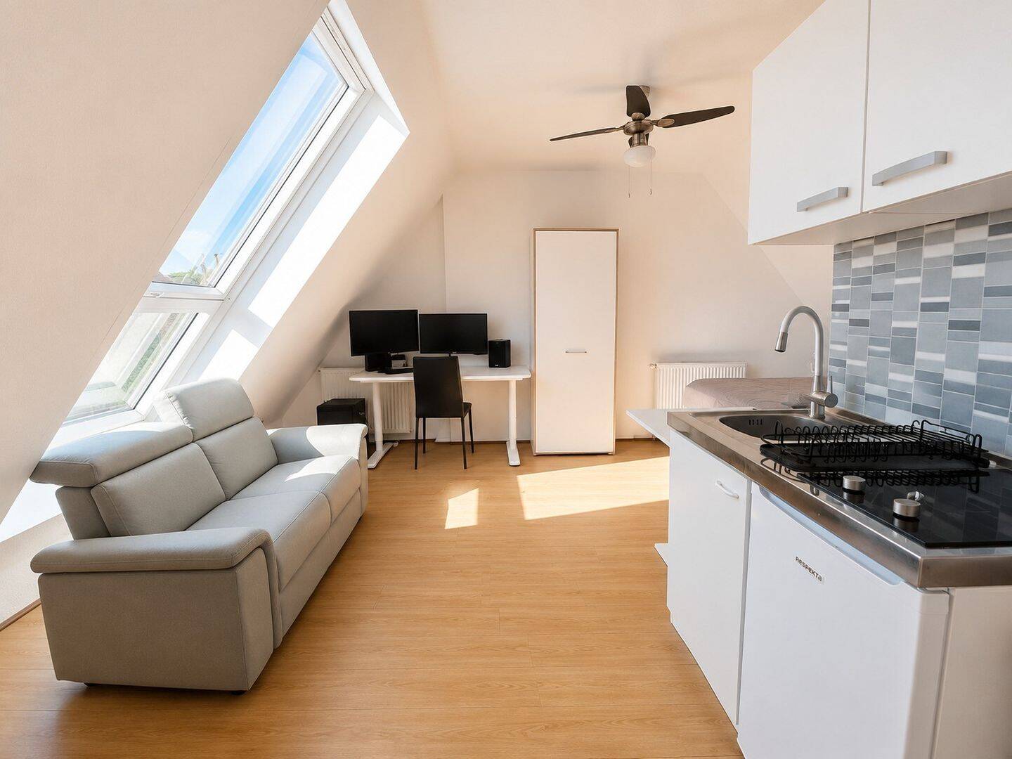 Charmant saniertes Studio Möbliert / inkl. Einbauküche und Klappbalkon, 40235 Düsseldorf (Flingern Nord Flingern Süd Grafenberg)