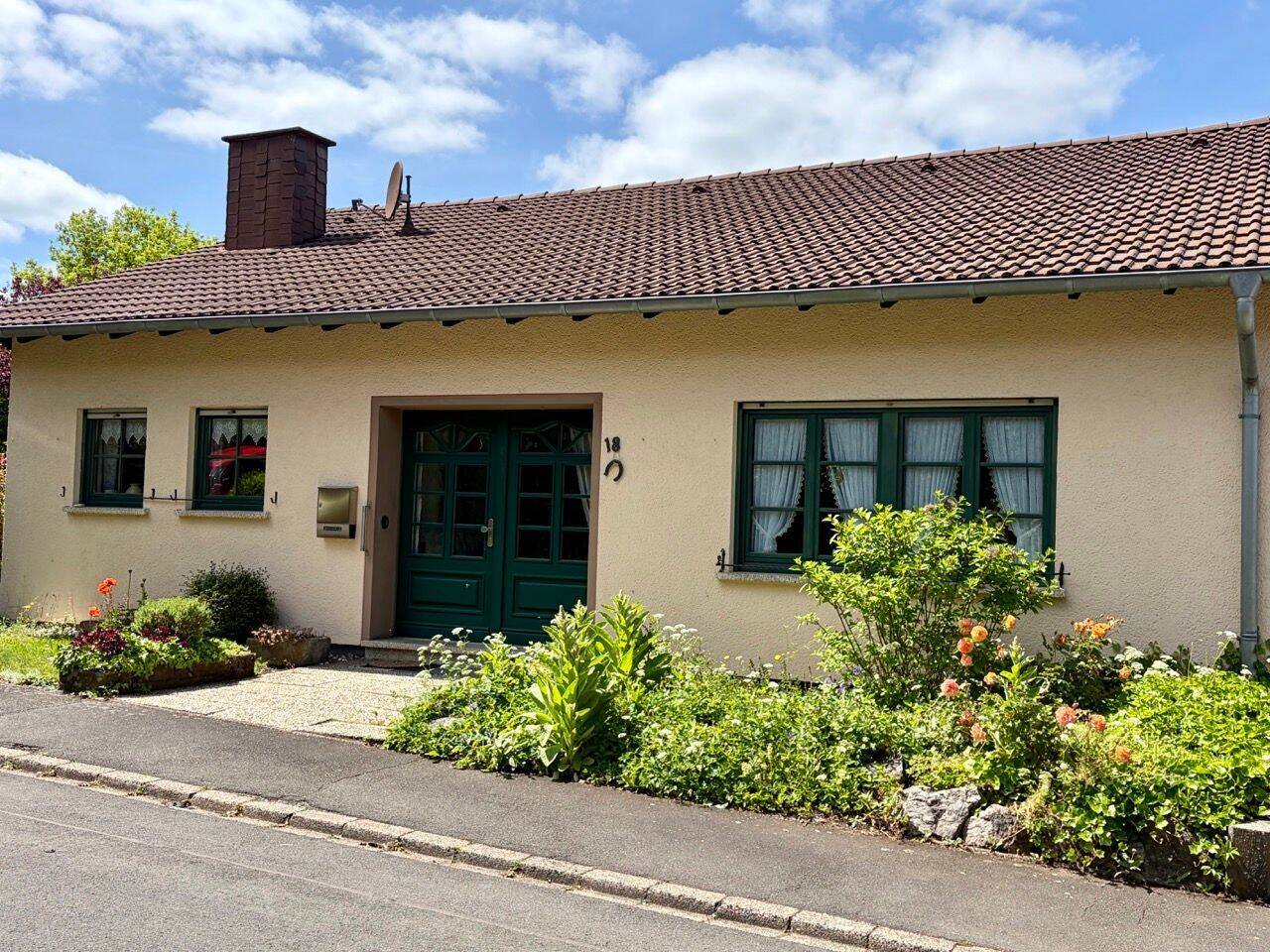 Gepflegtes Einfamilienhaus mit Einliegerwohnung und traumhafter Aussicht, 54576 Hillesheim