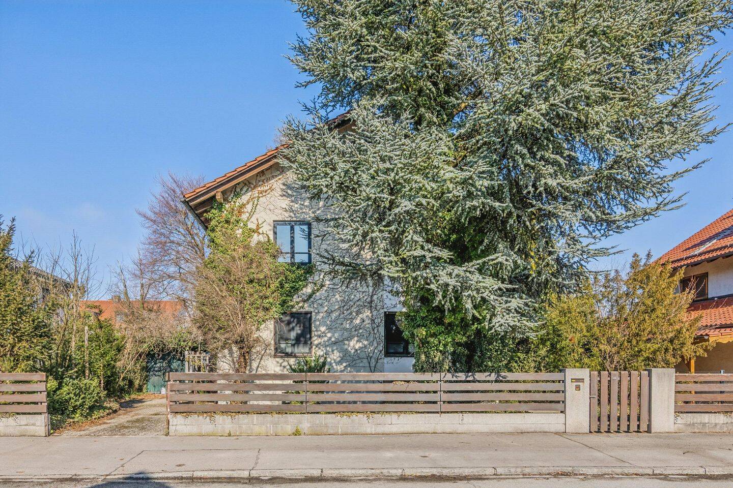 Bezugsfreies, renovierungsbedürftiges Zweifamilienhaus in gehobener Wohnlage auf großem Grundstück, 80935 München (Feldmoching-Hasenbergl Milbertshofen-Am Hart)