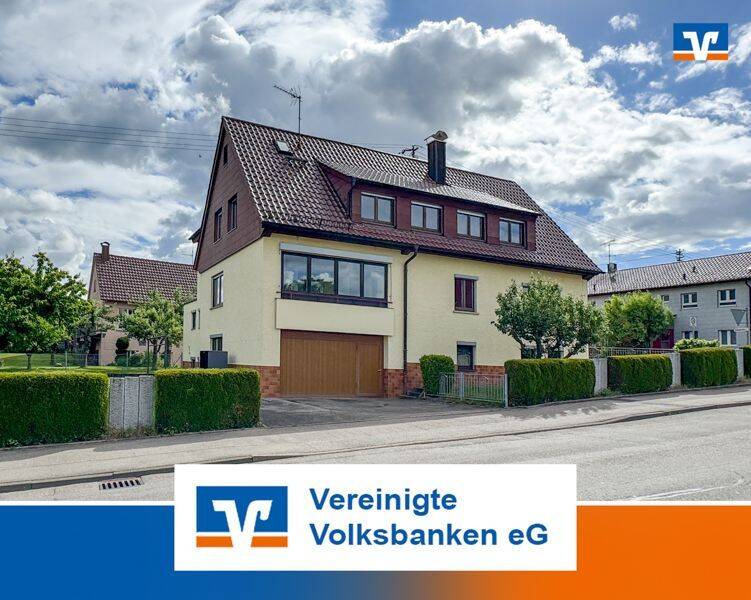Großzügiges Zweifamilienhaus mit neuer Heizung, neuen Bäder, zwei Garagen und viel Potenzial, 71088 Holzgerlingen