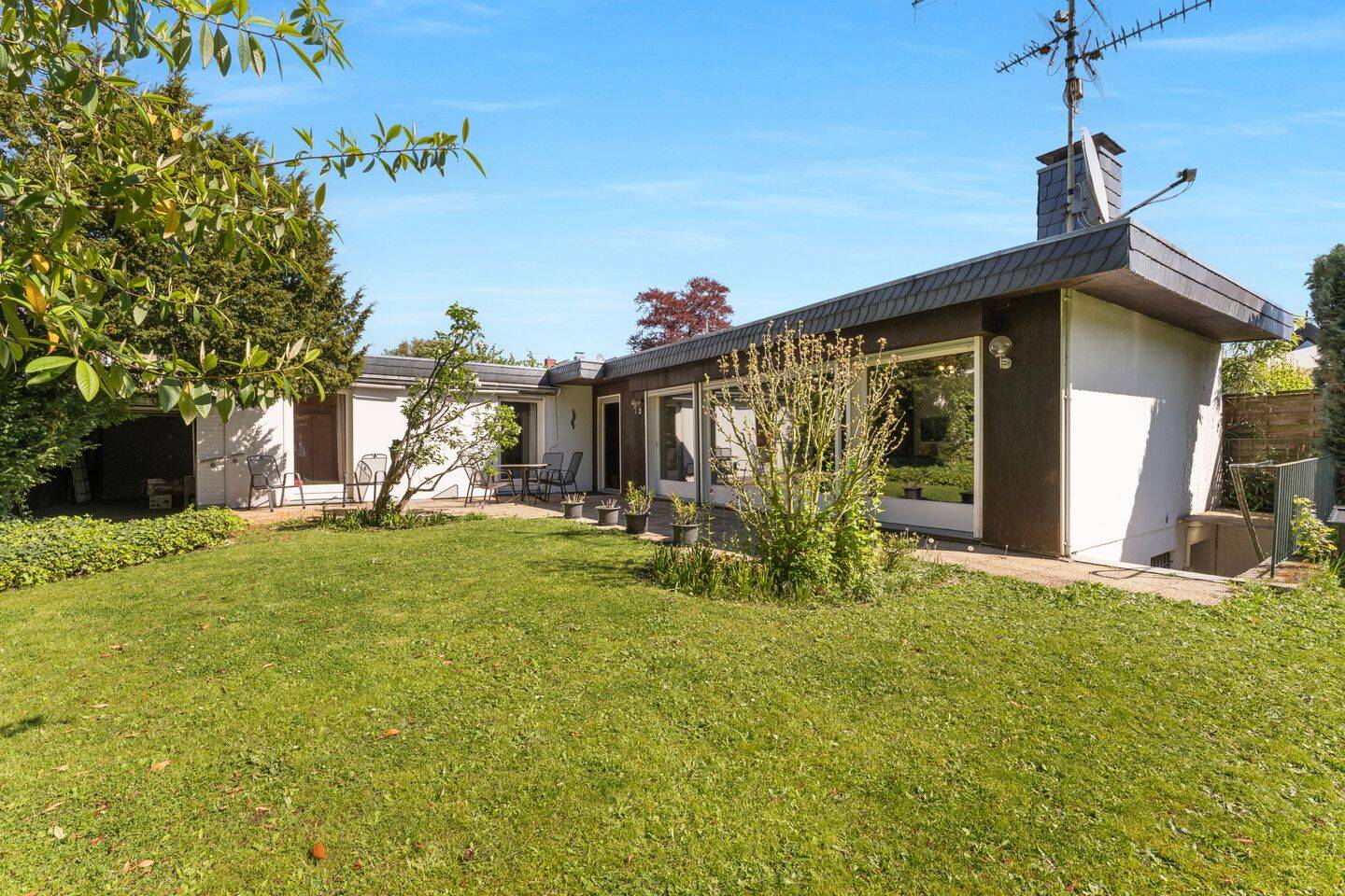 Eingeschossiger Bungalow auf weitläufigem Grundstück in ruhiger Lage – Köln-Sürth, 50999 Köln (Rodenkirchen Hahnwald Sürth Weiß)