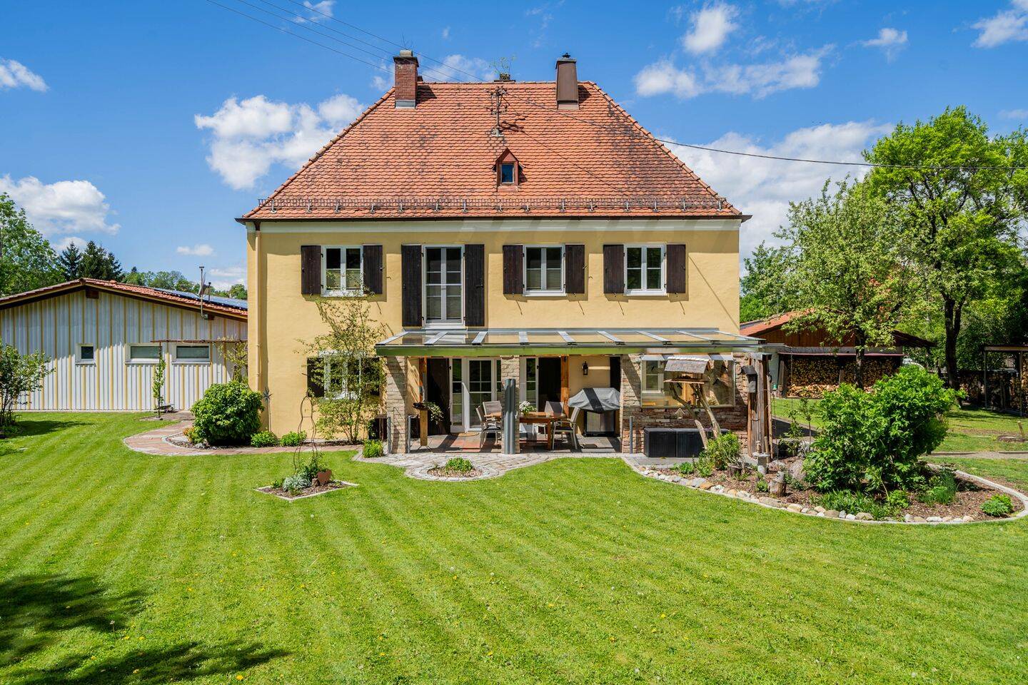 Wohnidylle mit Gewerbegebäude am Rande der Altstadt von Schongau, 86956 Schongau
