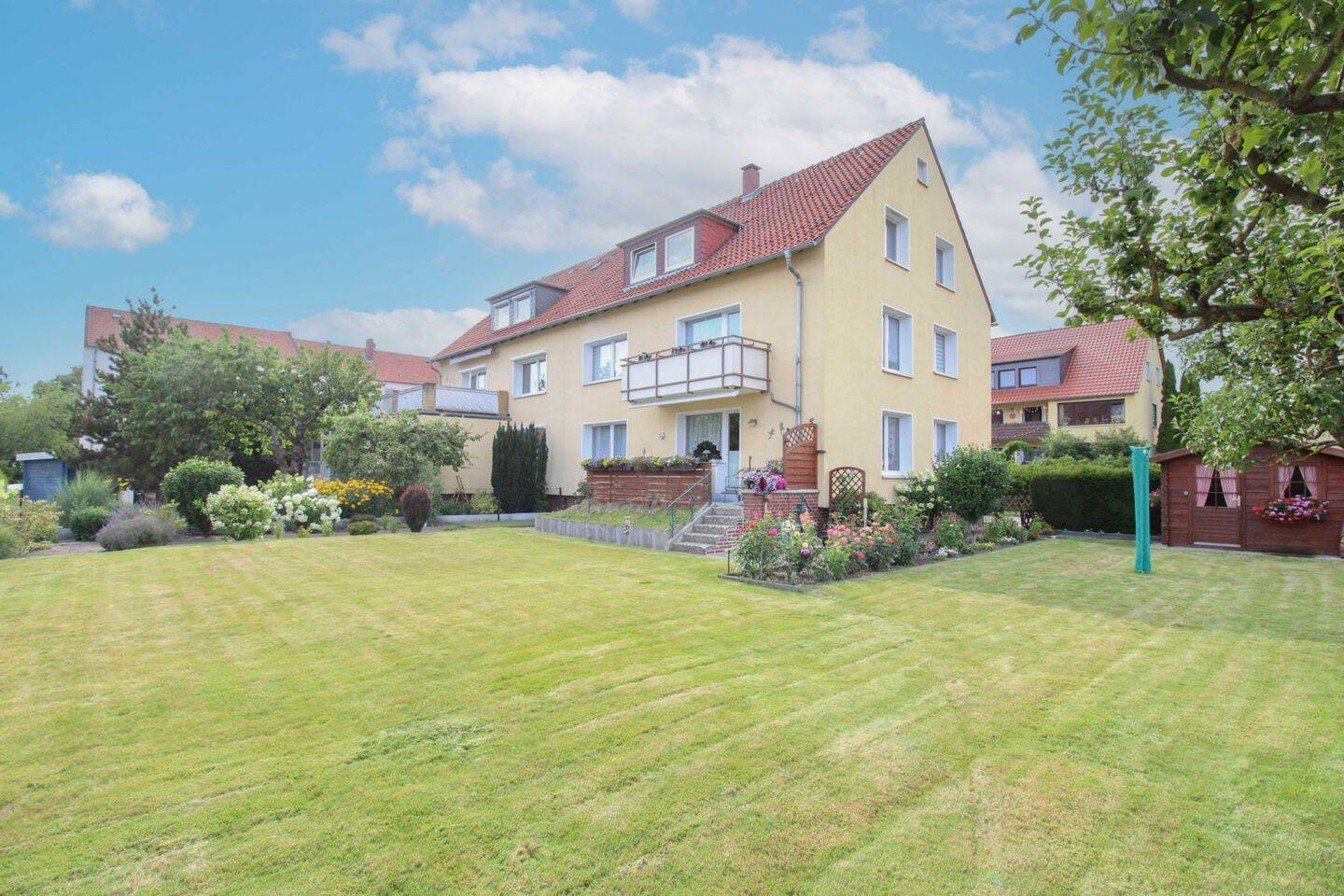 Immobilie in Bestlage von Querum – Gepflegtes 3-Familienhaus mit Garagen & Entwicklungspotenzial, 38108 Braunschweig