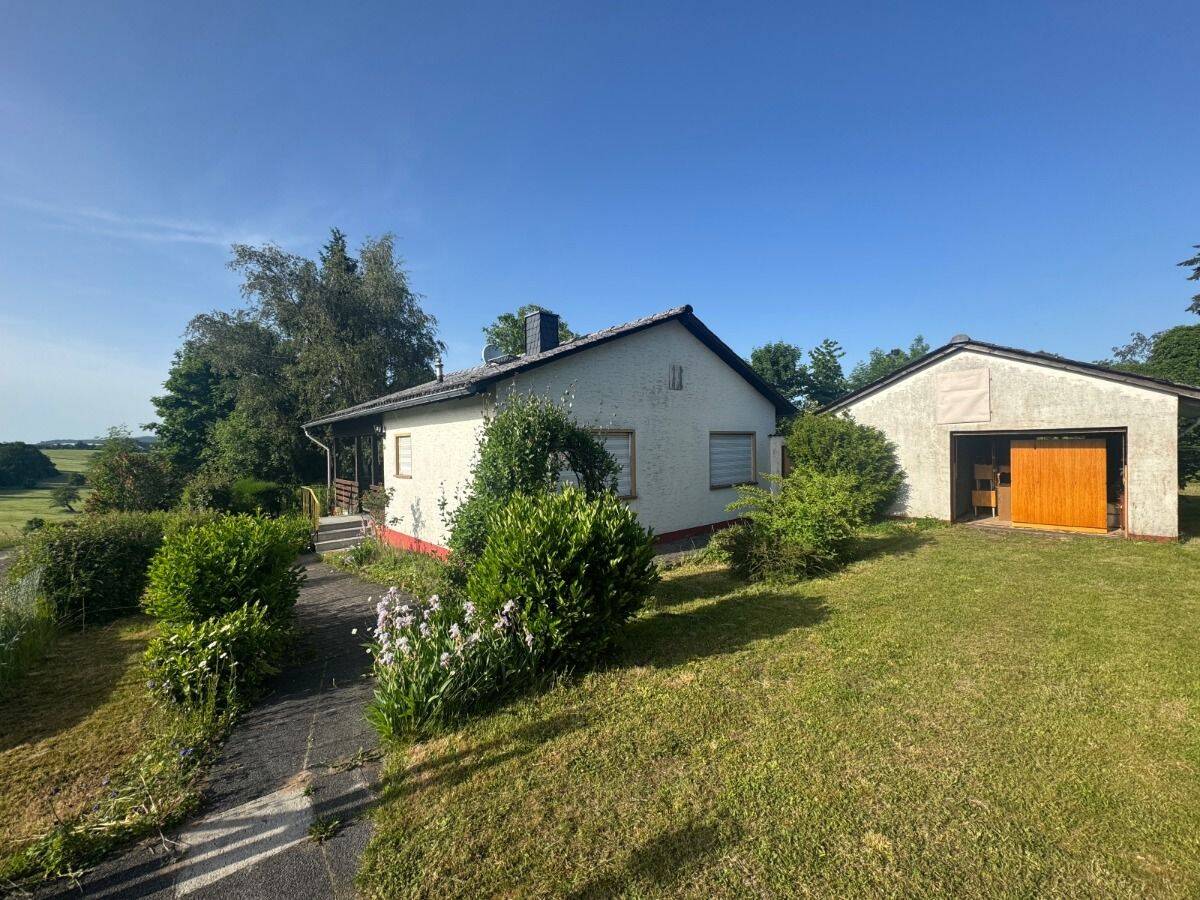 Kleines Einfamilienhaus in Feldrandlage – traumhafter Weitblick., 63688 Gedern