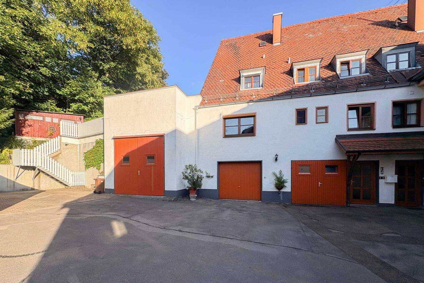Sanierungsbedürftiges Mehrfamilienhaus mit großem Grundstück und Wertsteigerungspotenzial, 86316 Friedberg