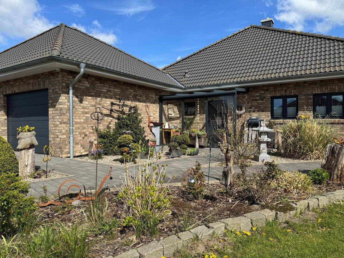 Energieeffizienter Bungalow mit ELW oder Büro, Doppelgarage in hochwertiger Bauweise in Sackgasse, 25878 Seeth