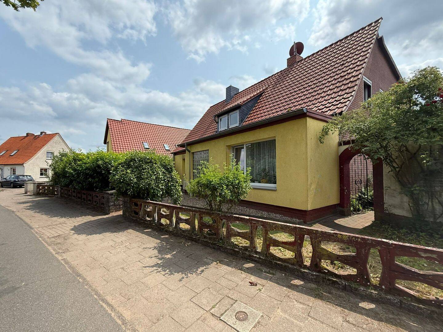 Gepflegtes Mehrfamilienhaus mit 7 Wohneinheiten & optionalem Baugrundstück in Heemsen, 31622 Heemsen