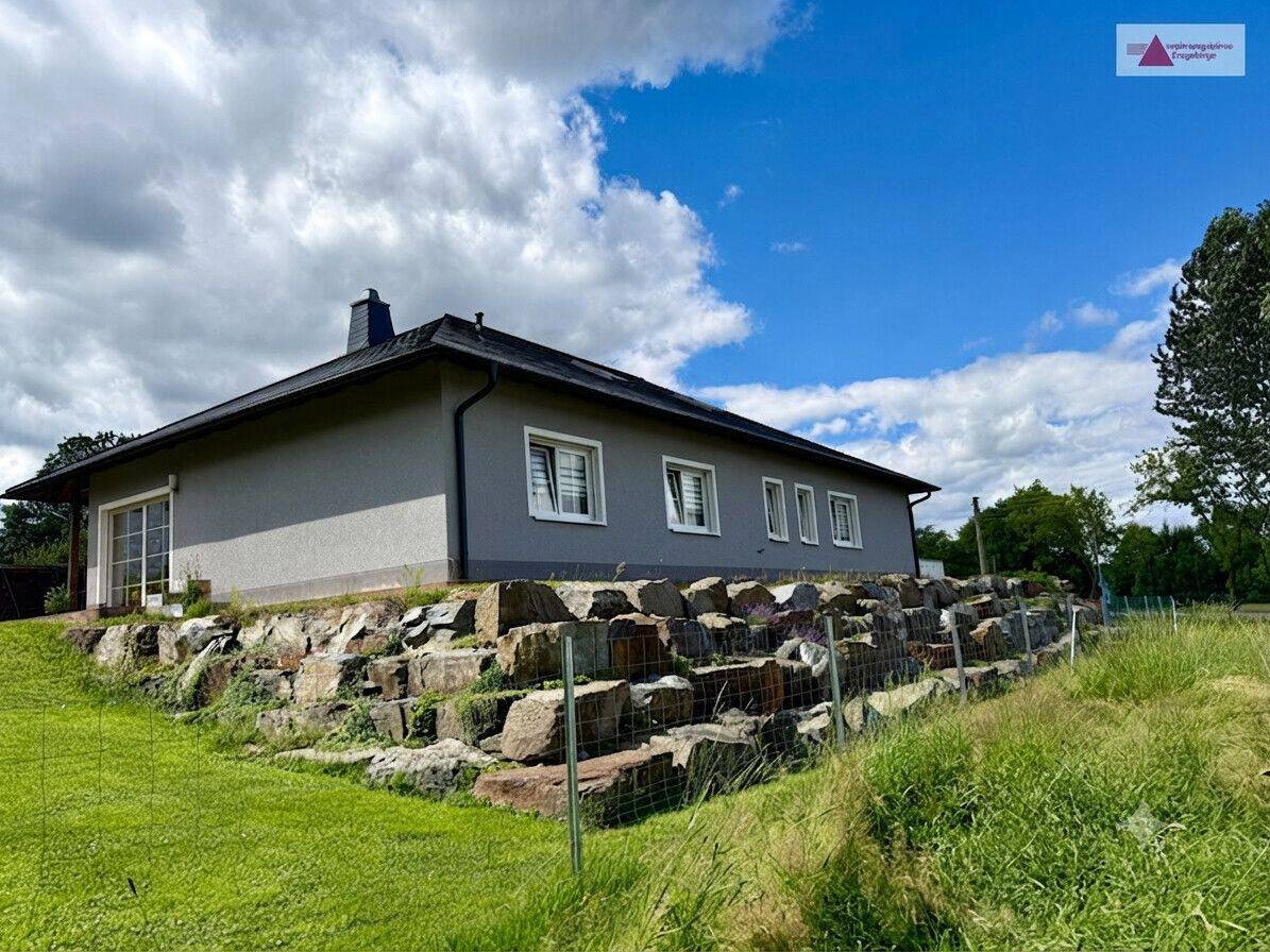 Einfamilienhaus im Bungalow-Stil: 230 m² Wohnfläche, Kamin, Büro & Garage in Elterlein (Erzgebirge), 9481 Elterlein