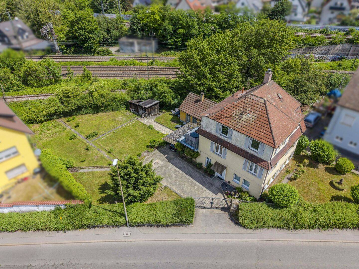 Freiraum & Möglichkeiten: Freistehendes MFH mit großem Garten und Entwicklungspotenzial, 71636 Ludwigsburg
