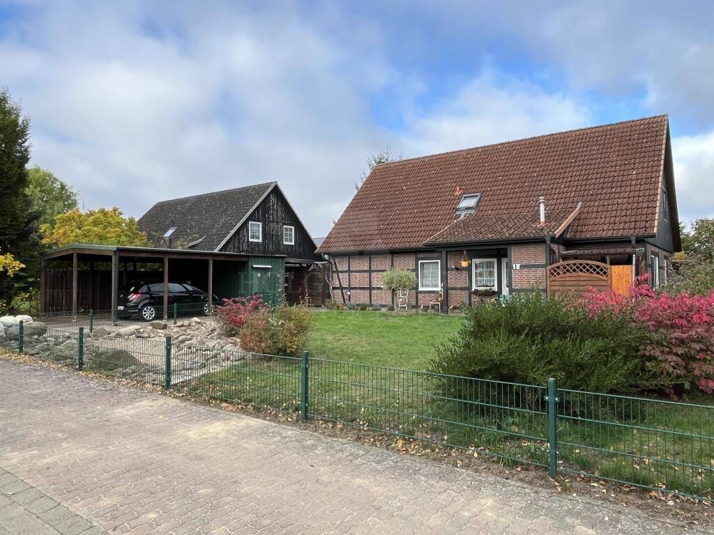 Gepflegtes Zweifamilienhaus in Pretzier, 29410 Salzwedel